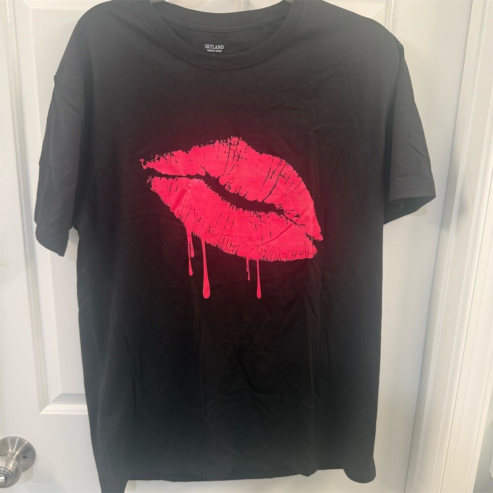 Skyland Tees  T-Shirt Unisex Adults Size L Black Pink Lips Drip cute pink